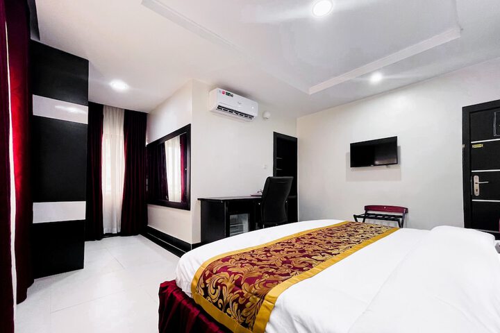 Room 6 of 25