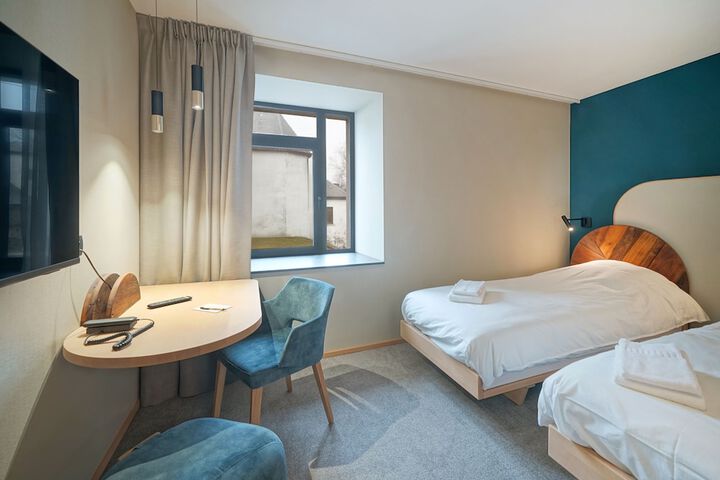 Room 15 of 37