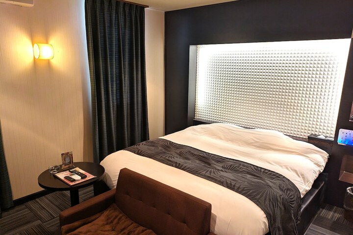 Room 4 of 16