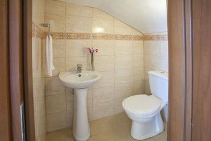 Room 5 of 94