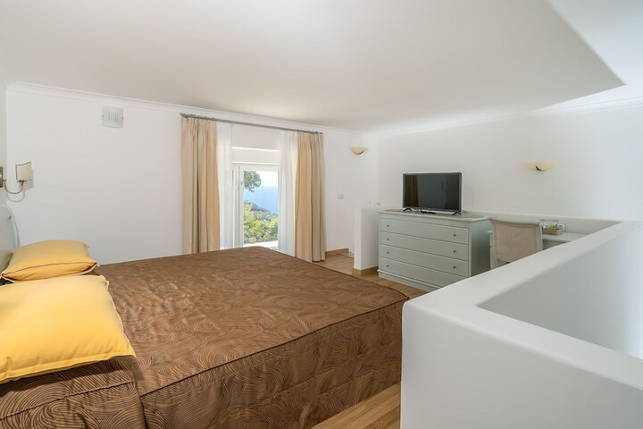 Room 7 of 51