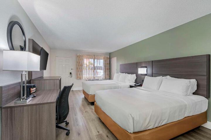 1 King Bed (2 of 12)