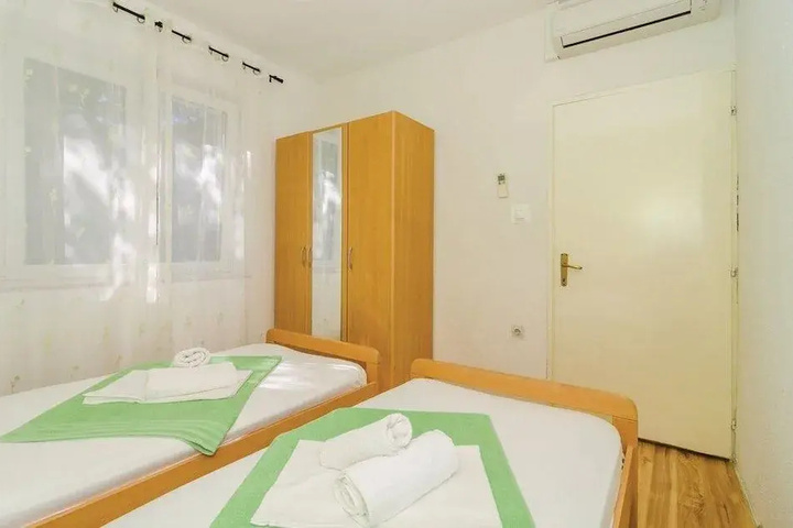 Room 4 of 12