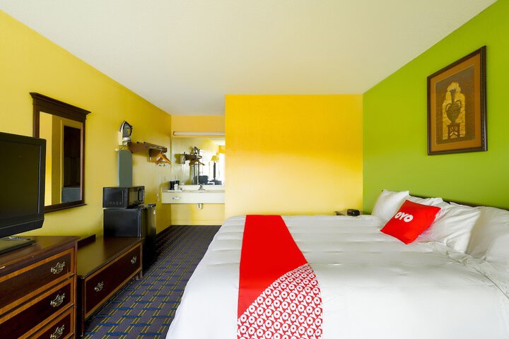 1 King Bed (2 of 13)