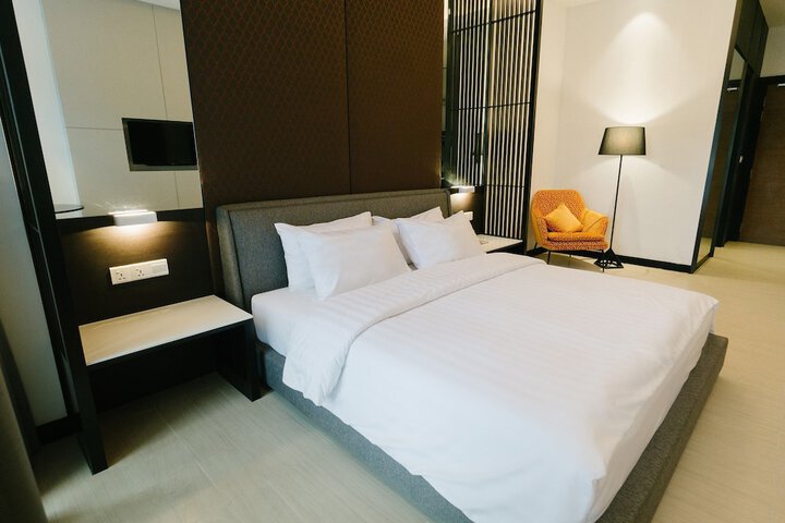 Room 13 of 33