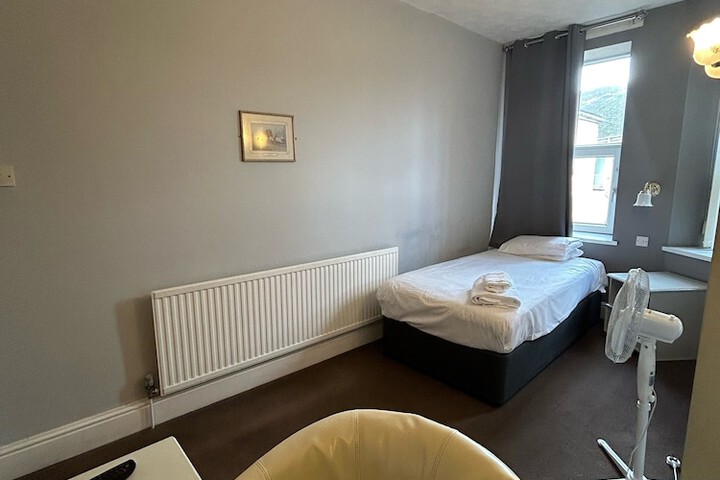 Room 10 of 32