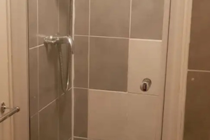 Room 8 of 9