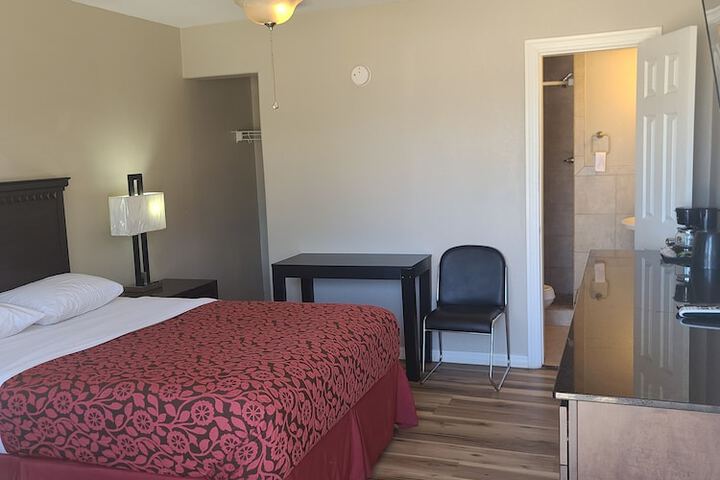 Room 4 of 9