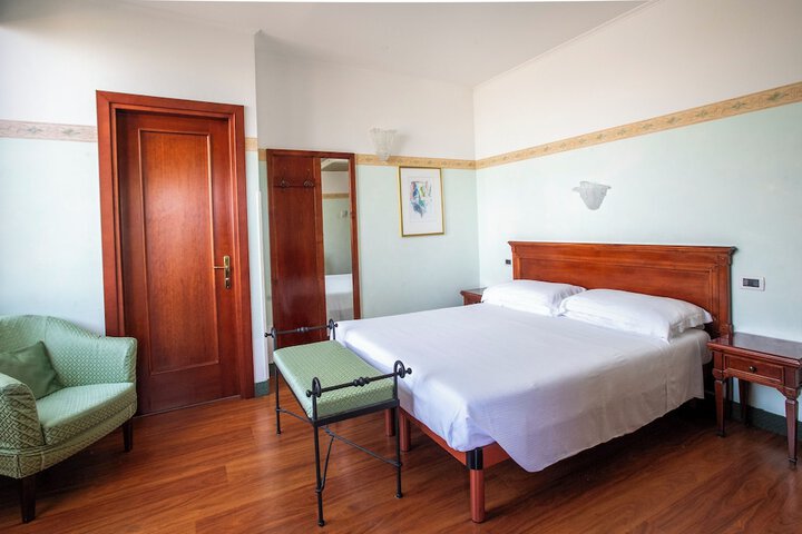 Room 44 of 77