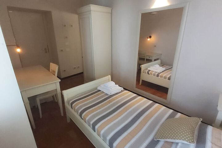 Room 32 of 84