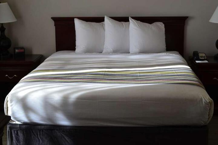 2 Queen Beds (9 of 10)