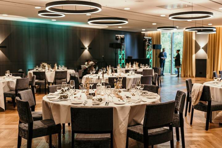 Ballroom/Hall 76 of 131