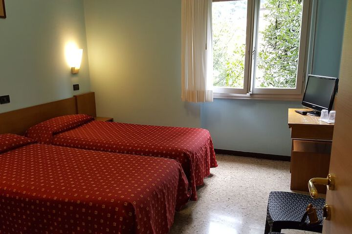 Room 11 of 34