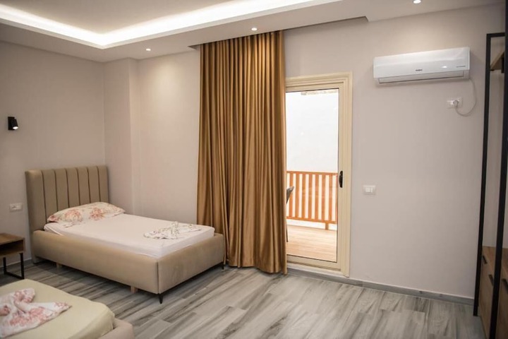Room 8 of 33