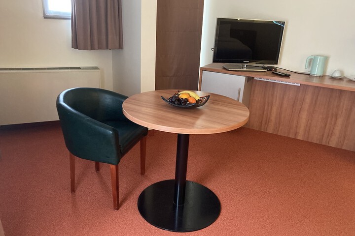 Room 4 of 8
