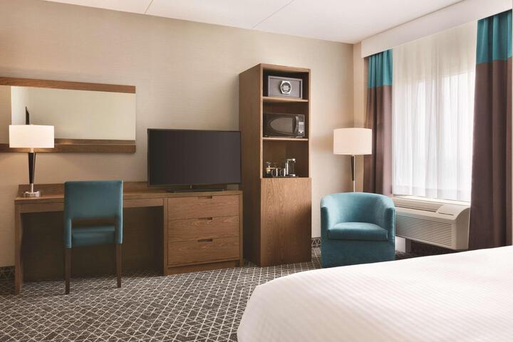 1 King Bed Accessible (2 of 9)