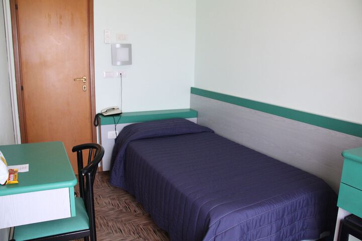 Room 10 of 38