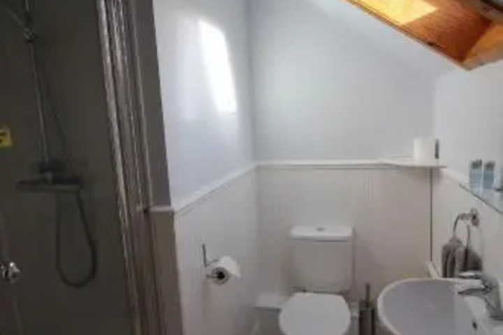 Room 7 of 12