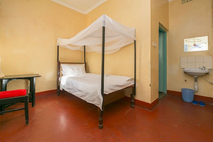 Room 4 of 18