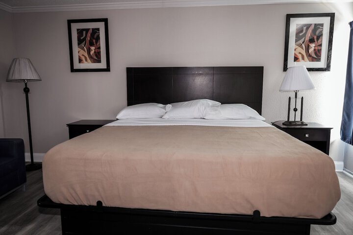 1 Queen Bed (4 of 6)