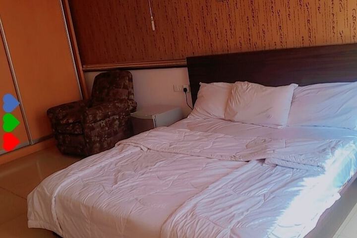 Room 4 of 9