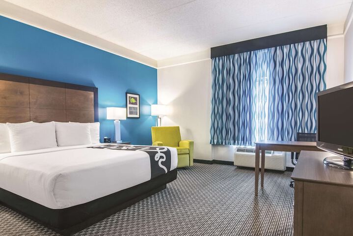 1 King Bed Mobility Hearing Impaired Accessible Room (5 of 24)