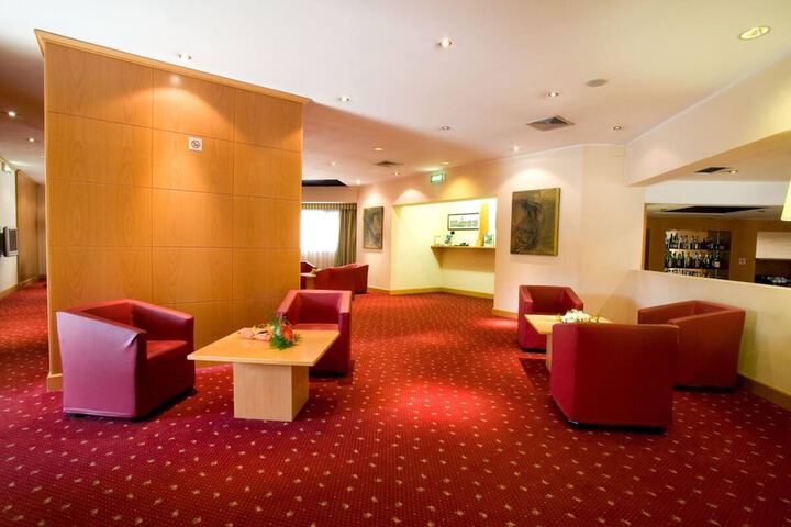 Lounge 20 of 28