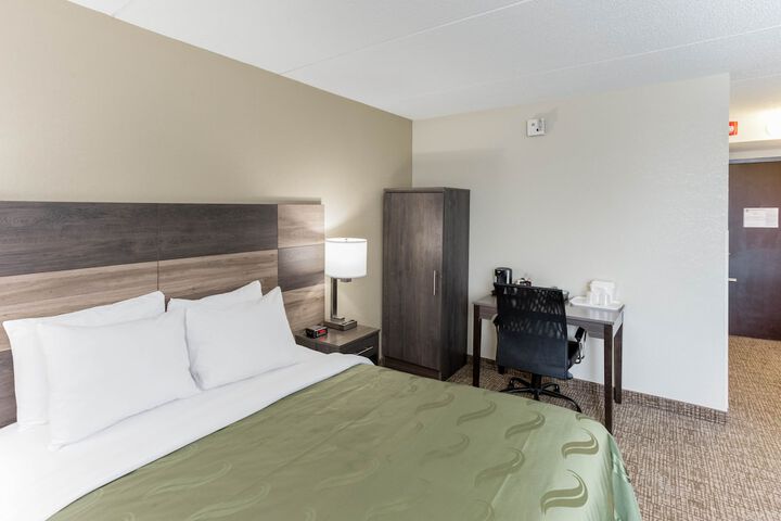 1 Queen Bed (13 of 17)