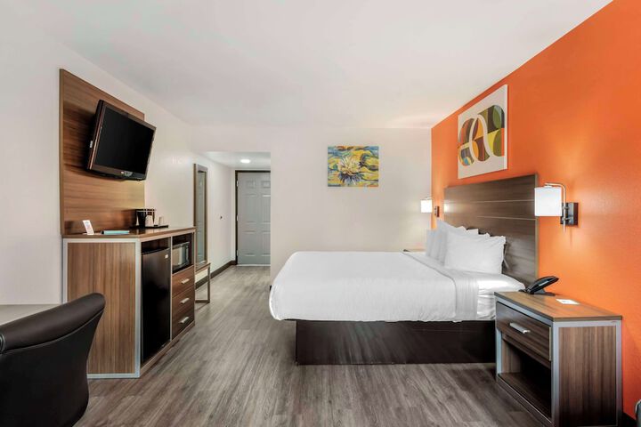 1 King Bed Microwave and Refrigerator WiFi Continental Breakfast (19 of 34)