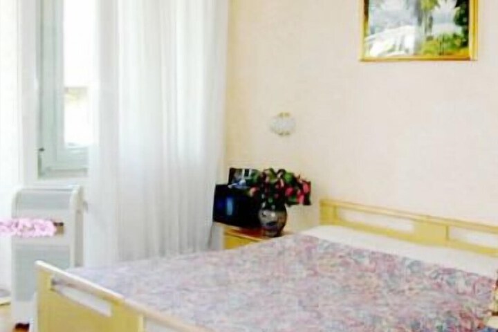 Room 10 of 22