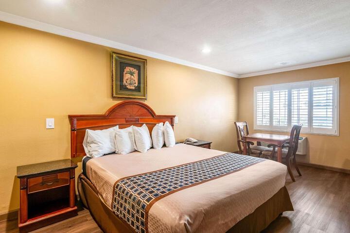 1 King Bed (10 of 15)