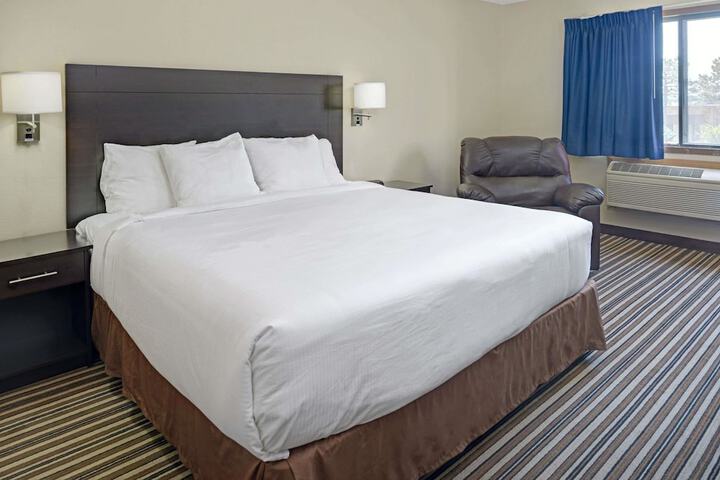 1 King Bed (6 of 10)