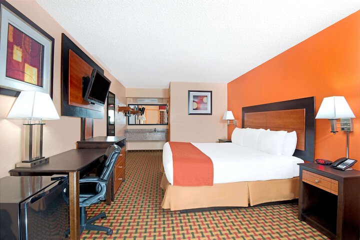 1 King Bed (13 of 13)