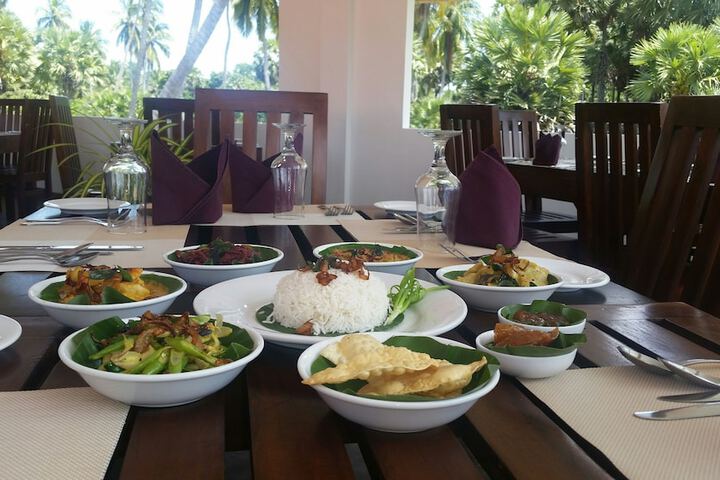 Dining 8 of 16