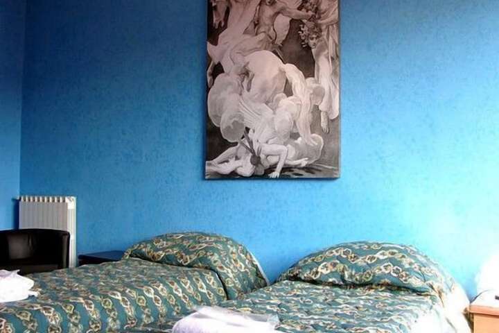 Room 6 of 16