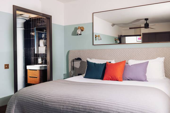 Room 32 of 100