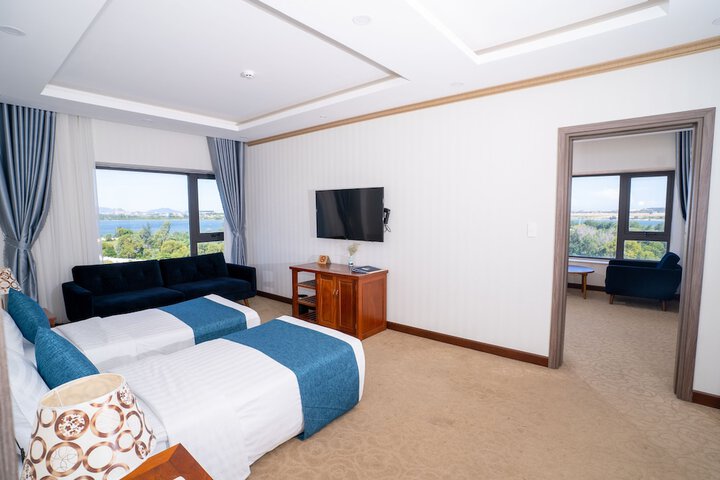 Room 33 of 80
