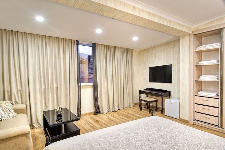 Room 11 of 36