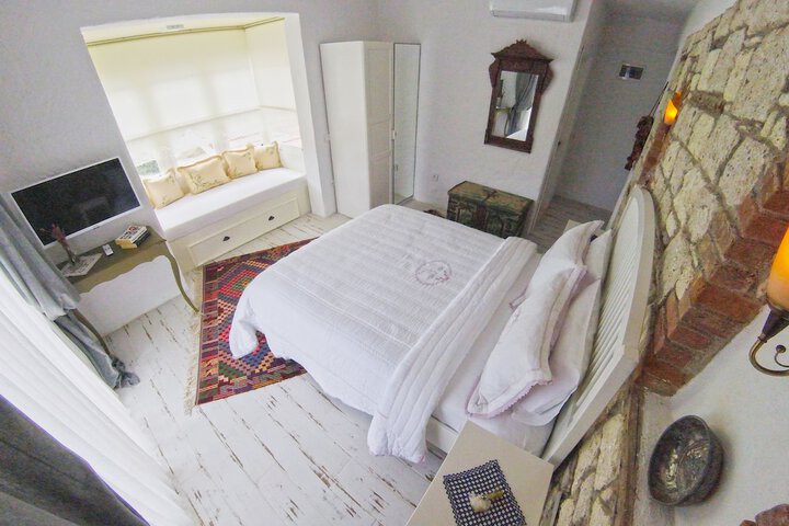 Room 7 of 77