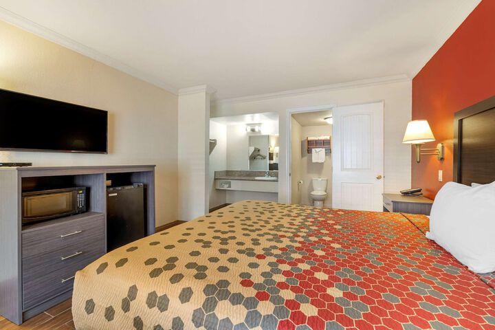 1 King Bed (8 of 10)
