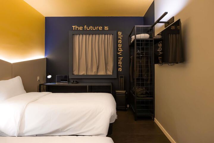 Room 9 of 38