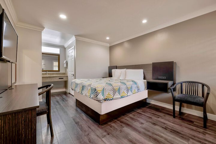 1 Queen Bed Refrigerator (13 of 26)