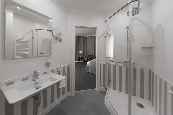 Room 18 of 32