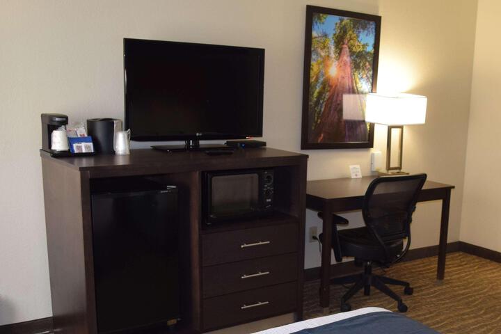 1 King Bed Desk Microwave and Refrigerator WiFi Full Breakfast (9 of 15)