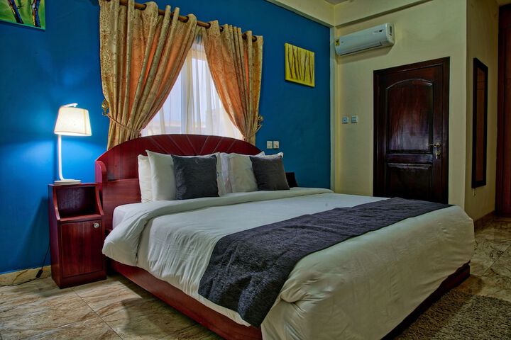 Room 6 of 25