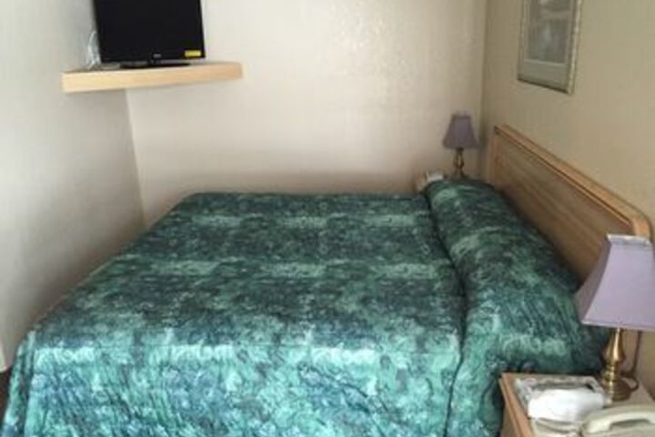 Room 9 of 14