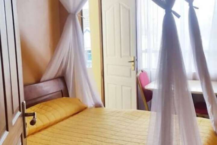 Room 2 of 10