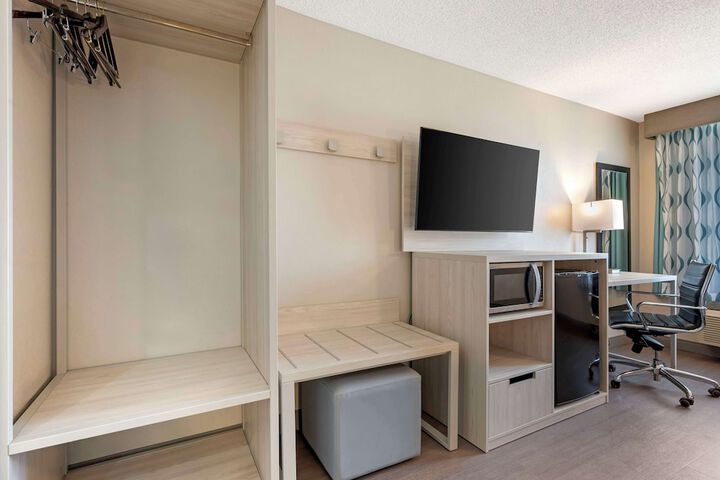 1 King Bed High Speed Internet Accessible 50 Inch Flat Screen Television Microwave and Refrigerator, Coffee Maker, Hairdryer Full Breakfast (7 of 12)