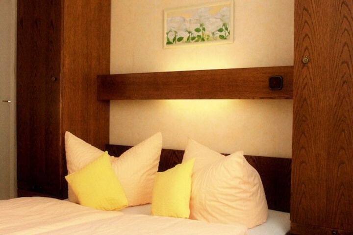 Room 4 of 32