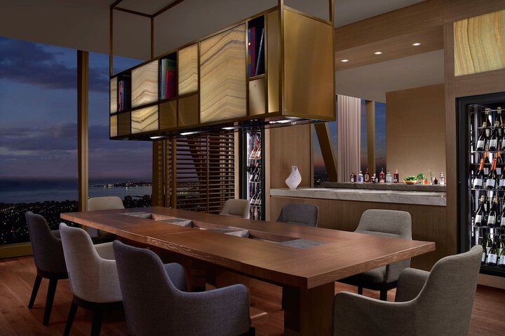 Lounge 98 of 107